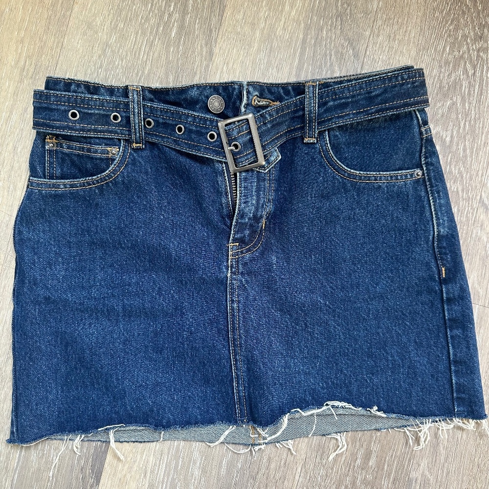 GUESS? Dark Wash Denim Mini Skirt Size 25 Waist - Belt Included